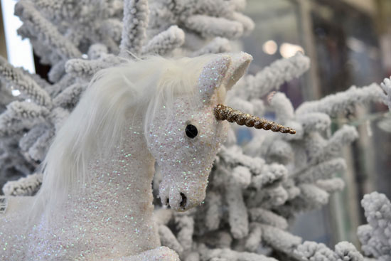 Glänzendes weißes Einhorn