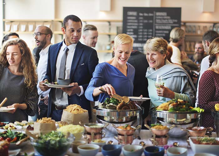 Menschen am Buffet