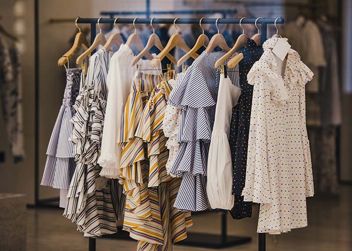 Mode aufgehangen in Boutique