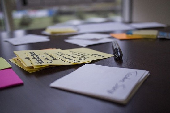 Nahaufnahme mehrerer Post-its