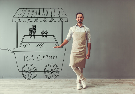 Verkäufer vor gemaltem Eiswagen