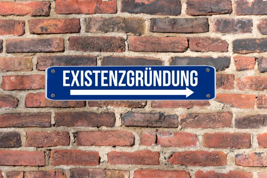 Schild mit Beschriftung Existenzgründung und Pfeil nach rechts