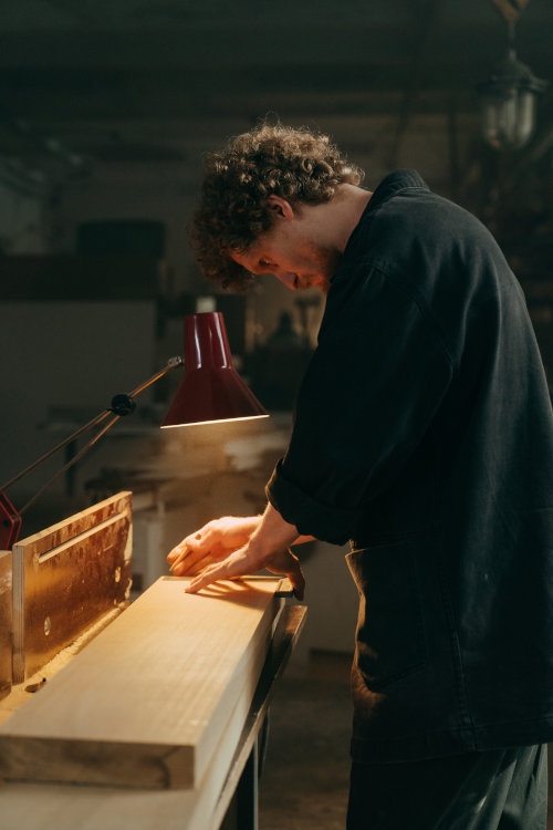 Ein Mensch arbeitet mit Holz