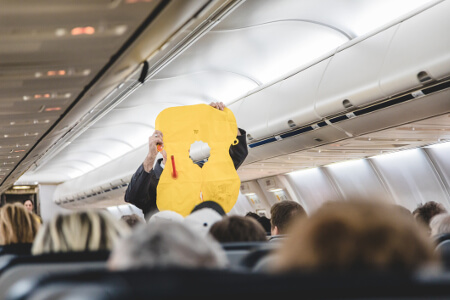 Flugbegleiter hält Rettungsweste hoch
