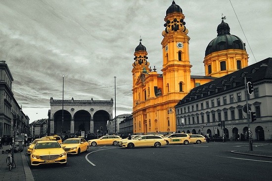 Mehrere Taxen in einer Reihe