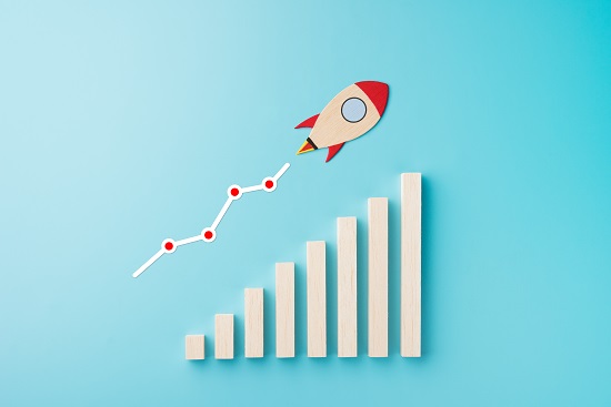 Zeichnung einer aufsteigenden Grafik mit einer fliegenden Rakete