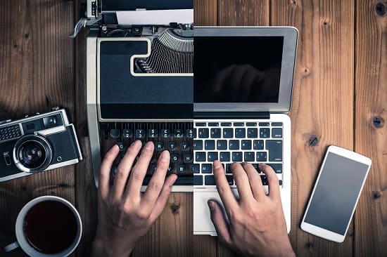 Eine Schreibmaschine und ein Laptop nebeneinander Eine Schreibmaschine und ein Laptop nebeneinander