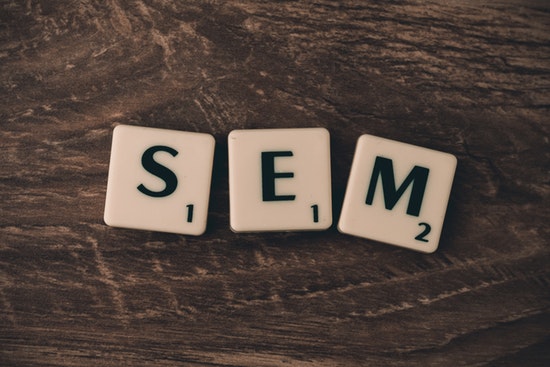 SEM Intextbild Bausteine ergeben das Wort SEM