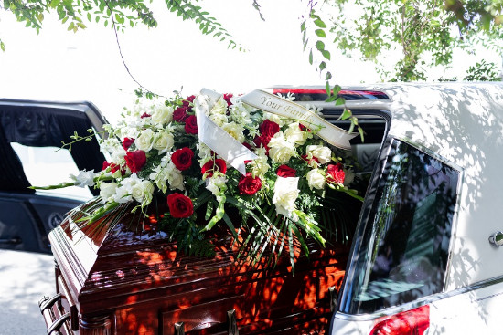 Blumen auf einem Sarg in einem Wagen Blumen auf einem Sarg in einem Wagen
