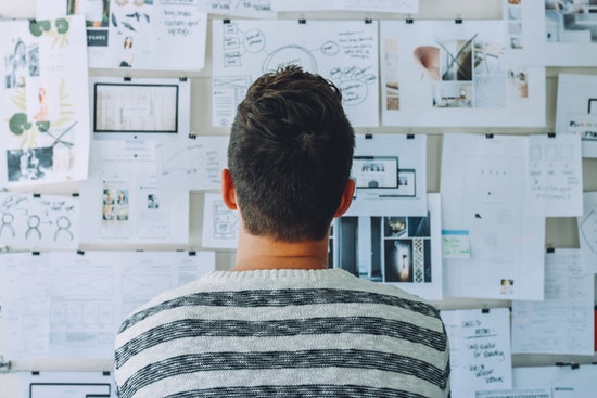 Person steht vor Whiteboard Person steht vor Whiteboard