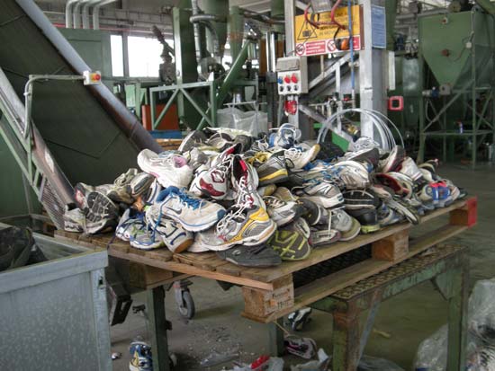Stapel von Schuhen für Recycling Stapel von Schuhen für Recycling