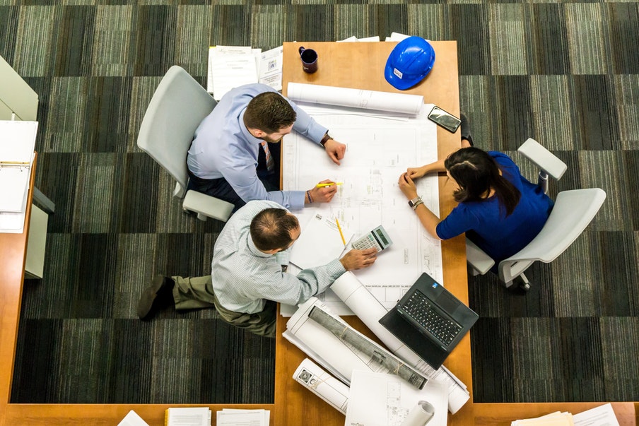 Ingenieursbüro Planung 3 Personen planen an einem Tisch