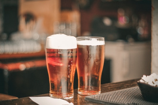 Biergläser in einer Kneipe Biergläser in einer Kneipe
