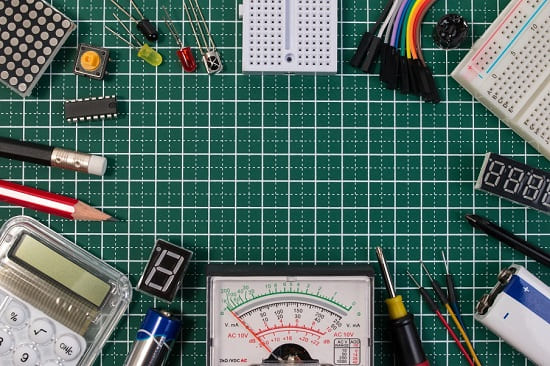 Elektrowerkzeuge auf grüner Gittertafel Elektrowerkzeuge auf grüner Gittertafel