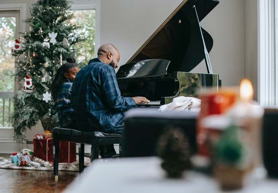 Mann spielt Klavier mit einem Kind Mann spielt Klavier mit einem Kind