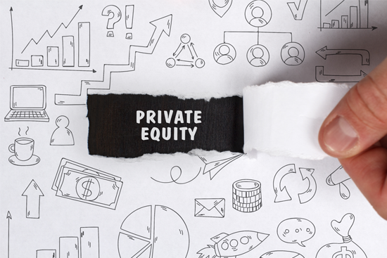Private Equity Intextbild Person wirft 2-Euro-Münze in Sparschwein