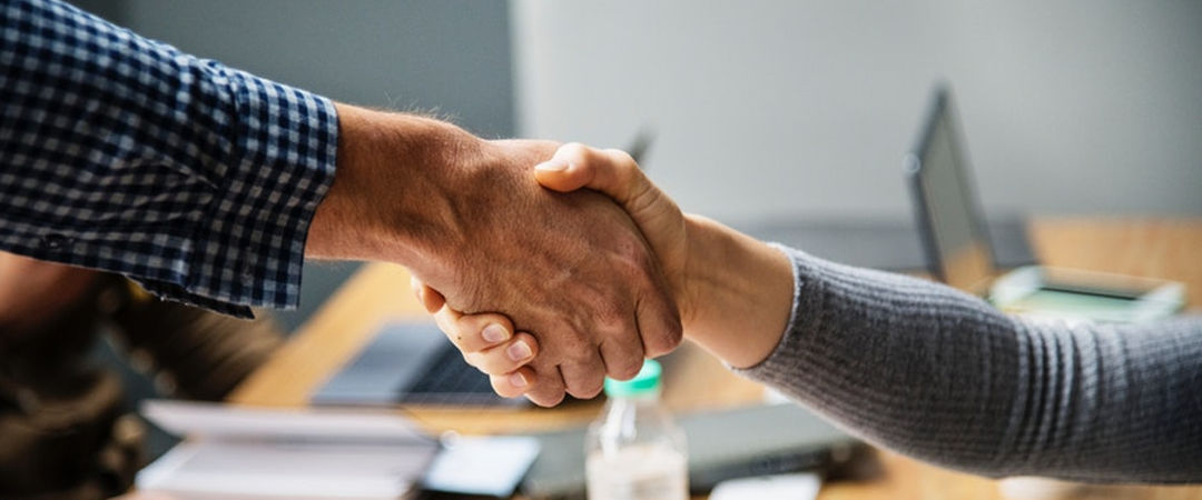 Personen geben sich die Hand