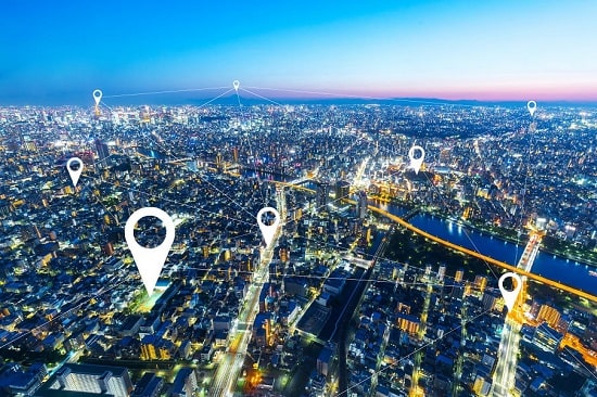 Luftaufnahme einer Großstadt mit Standortsymbolen