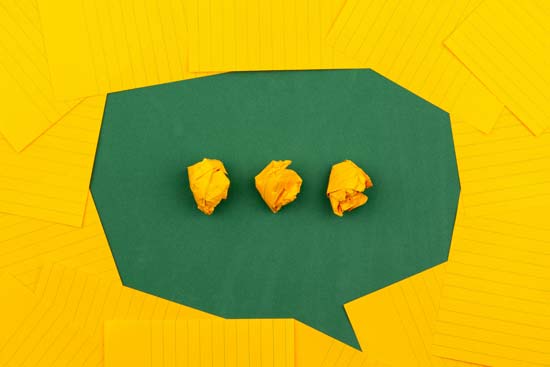 Sprechblase mit auslassungszeichen, aus Papier Sprechblase mit auslassungszeichen, aus Papier