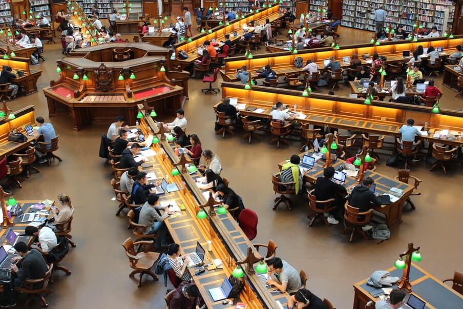 Universität Bibliothek Bibliothek einer Universität mit vielen Personen
