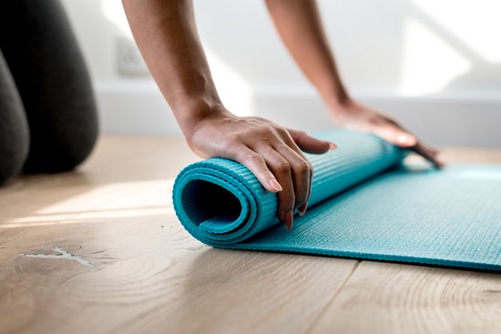 Yogamatte wird zusammengerollt Yogamatte wird zusammengerollt