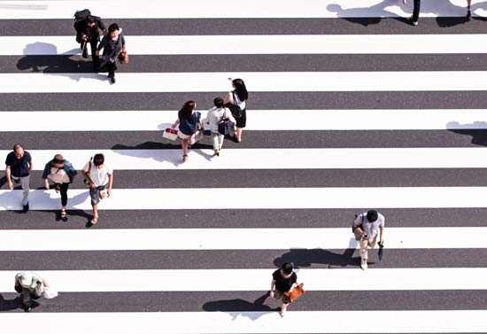 Menschen überqueren eine Straße Menschen überqueren eine Straße