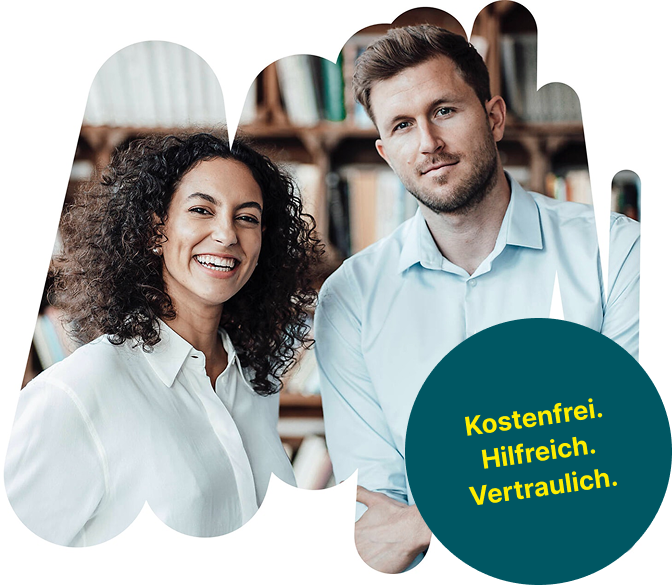 Zwei lächelnde Personen: Kostenfrei. Hilfreich. Vertraulich