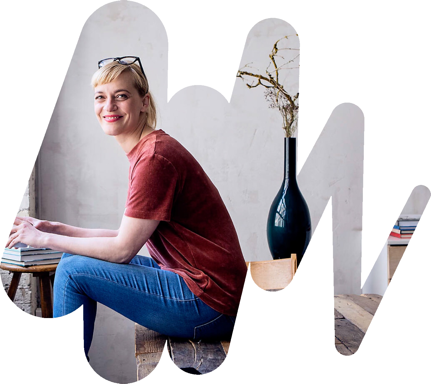 Eine Frau lächelt in die Kamera.