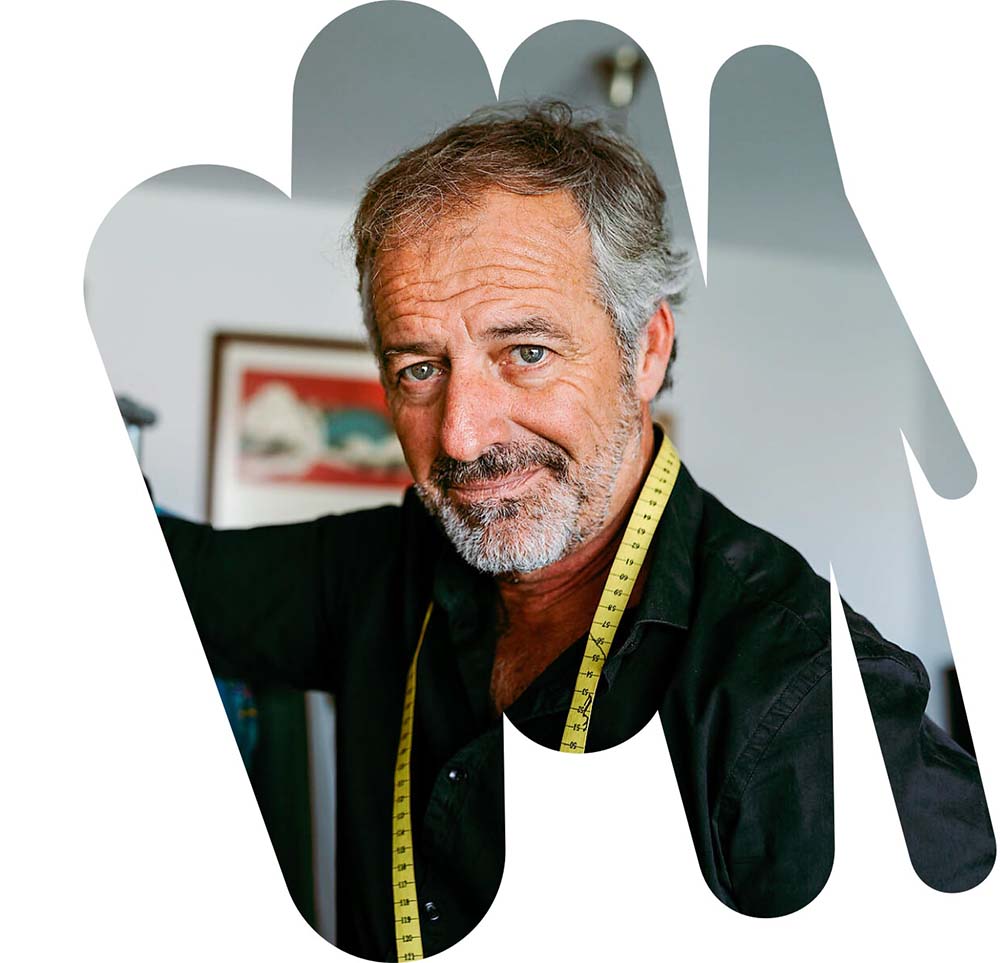 Prträt eines Mannes mit Maßband um den Hals hängend