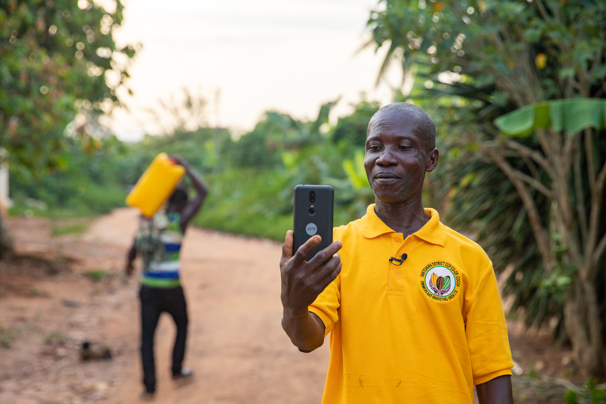 George Ansah, Kakaobauer beim Aufzeichnen von Impact Diaries