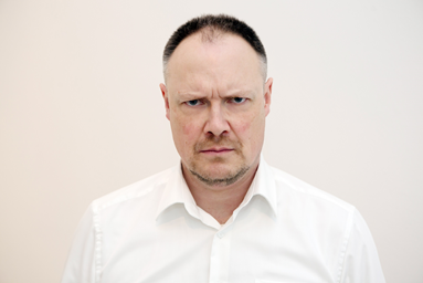 ein Mann im Hemd zieht die Augenbrauen hoch