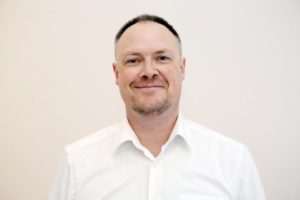 ein lächelnder Mann im Hemd