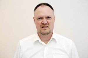 Ein Mann im Hemd rümpft die Nase