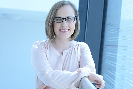 Tatjana Schmelzer steht am Fenster und lächelt