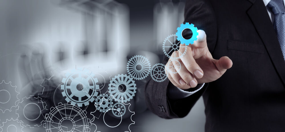 Hand mit Zahnrädern