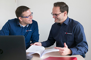 Inhaber und Mitarbeiter beraten sich