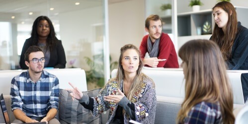 5 Personen in einem Meeting